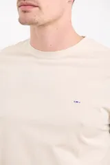 Remera negra de manga corta con cuello redondo y logo pequeño bordado en el pecho.