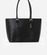 Bolso shopper grande de poliuretano negro con textura acolchada. Tiene correa de mano con detalles de hebilla y remaches plateados. Cierre superior con cremallera y forro de poliéster.
