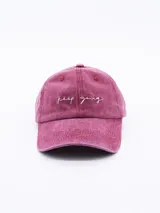 Gorro de gabardina color rosado con visera y bordado frontal con la frase "Keep Going".