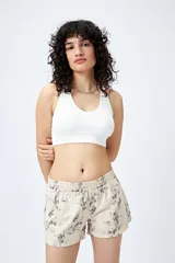 Top deportivo blanco de diseño seamless con escote en V y breteles anchos.