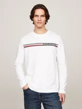 Remera de manga larga color blanco, con rayas horizontales en el pecho y logo de Tommy Hilfiger.