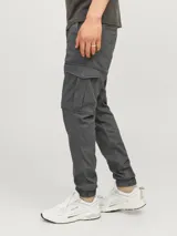 Pantalón cargo gris oscuro, corte slim fit, con puños elastizados, tiro medio, cierre con cremallera y múltiples bolsillos.