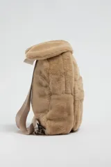 Mochila de poliéster color beige con textura de piel sintética y orejas decorativas.