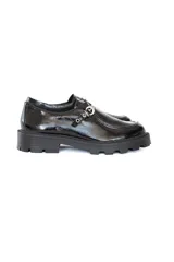 Mocasines negros de charol brillante con suela track robusta, antifaz y detalles metálicos.