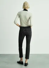 Jeans negros de tiro medio, corte slim y largo cropped.