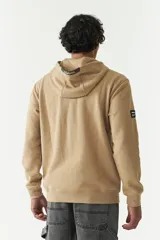 Canguro azul marino de felpa con capucha y cordones blancos. Presenta un estampado con una imagen de una escultura y texto en verde y blanco. Tiene bolsillos tipo canguro y puños y cintura acanalados.