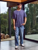 Camiseta de manga corta color violeta con cuello redondo y estampado con la palabra "Originals" en el pecho.