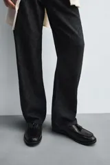 Mocasín de vestir color marrón oscuro, con detalle de borlas en la parte delantera, forro y plantilla interior a tono, horma redonda y suela con ligero tacón.