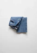 Pantalón de jean azul de corte cropped y acampanado, tiro alto, con cinco bolsillos y cierre de cremallera y botón.