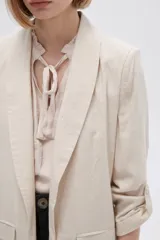 Blazer color verde oliva, de corte entallado y mangas 3/4 con botón.