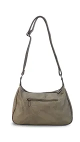 Bandolera color beige con correa ajustable, dos bolsillos frontales (uno con botón y otro con cierre) y un bolsillo trasero con cierre.