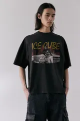 Remera negra de corte oversized con estampado del rapero Ice Cube y un auto clásico.