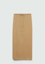 Falda midi color beige de tejido de punto grueso con forro interior y cintura elástica con lazo.