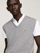 Chaleco gris de punto de algodón con cuello en V, logo de Tommy Hilfiger bordado en el pecho y ribetes en punto canalé. Corte regular.