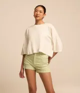 Short de sarga negro con cintura alta, bolsillos delanteros y traseros.