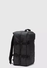 Mochila de viaje negra con múltiples compartimentos y correas ajustables. Incluye compartimento acolchado para laptop, espalda y mangos acolchados, hebillas en el pecho, panel trasero transpirable, compartimentos de micromalla para ropa, compartimento a prueba de derrames, bolsillos exteriores de acceso rápido, organizadores internos y asa de enganche a la maleta.
