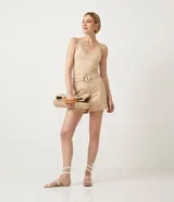 Musculosa de punto color beige con estampado geométrico, escote en V y breteles anchos.