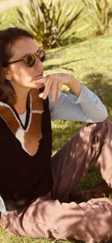 Chaleco negro con aplique de cuero vacuno con estampado cow print, de corte recto y sin mangas.