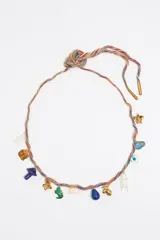 Collar de cordón multicolor con dijes colgantes de resina, latón y esmalte con motivos de animales, símbolos y objetos.