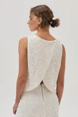 Minifalda de lentejuelas color blanco sobre base de terciopelo ligero.