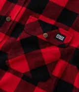 Camisa de franela a cuadros rojos y negros, de corte regular, manga larga y cuello inglés.