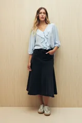 Blusa negra con mangas 3/4 y escote en V con volados.