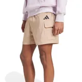 Short Adidas color beige, estilo cargo, con logo negro estampado en el muslo izquierdo y bolsillo lateral con solapa.