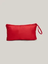 Campera acolchada plegable color rojo, confeccionada en poliéster reciclado, con aislamiento térmico y detalles distintivos de Tommy Hilfiger.