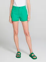 Short de jean color verde esmeralda, de tiro alto y corte recto.