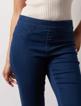 Jegging de algodón marca Erika, color azul denim. Delantero con bolsillos simulados y trasero con bolsillos aplicados.