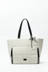 Bolso tote negro de nylon con diseño acolchado, asas largas para llevar al hombro, cierres metálicos laterales y detalle de cordón.