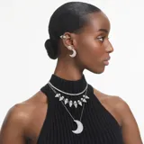 Par de aros de botón plateados con cristales blancos incrustados.