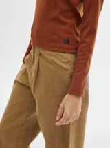 Remera gris de tejido acanalado, cuello redondo y corte crop.