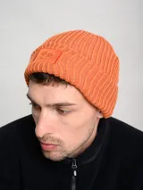 Gorro beanie de color negro con logotipo de Umbro en contraste, tejido de punto.
