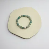 Pulsera elástica con cuentas de amazonita de 8 mm de diámetro y separador de metal de acero hipoalergénico.