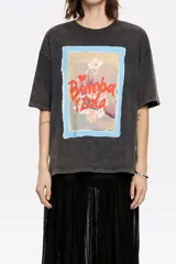 Camiseta gris de algodón con efecto lavado, cuello redondo y manga corta. Estampado frontal con el logo de la marca Bimba y Lola enmarcado en un diseño floral.