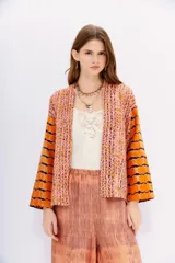 Kimono de viscosa con bordado matelasé vertical y mix de estampas en tonos naranja, rosa y marrón.