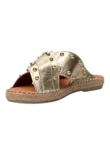 Sandalias negras de cuero con tiras cruzadas y hebilla dorada.