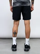 Short deportivo azul de entrenamiento, con pretina en contraste y logo de la marca en la pierna.