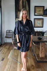 Bata corta color champagne de satén con mangas 3/4 y lazo para atar a la cintura.