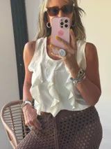 Musculosa color blanco roto, con cuello redondo y volados en el frente.