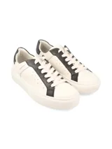 Sneaker de cuero vacuno con estampado de camuflaje y suela marrón.