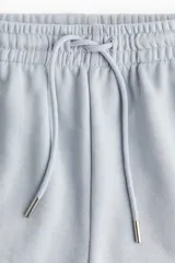 Short celeste de felpa liviana de mezcla de algodón, con elástico revestido en la cintura, cordón para ajustar y bolsillos discretos en las costuras laterales.