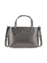Cartera de cuero color gris plomo, con doble asa corta y correa larga regulable y desmontable. Tiene logo metálico de la marca en el frente y tiracierre personalizado. El interior está forrado con tela estampada y tiene un bolsillo aplicado.