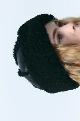 Gorro negro combinado en tejido efecto piel y efecto borreguillo.