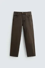 Pantalón de jean marrón oscuro, de corte recto, con cinco bolsillos y cierre frontal con botones.