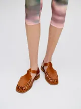 Sandalias de cuero azul con diseño semi-abierto y tiras tipo gladiador. Cierre con velcro y forro interior de cuero de chancho. Calzan chico.