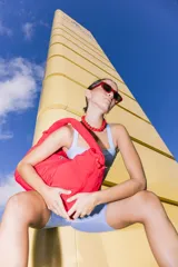 Bolso deportivo tipo duffel bag de nylon color negro, con asas de mano y correa ajustable para hombro. Diseño simple y funcional.