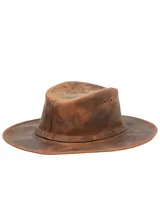Sombrero de cuero marrón con efecto envejecido, ala ancha y copa con pliegue central. Presenta dos orificios de ventilación a cada lado de la copa y una banda de cuero simple alrededor de la base.