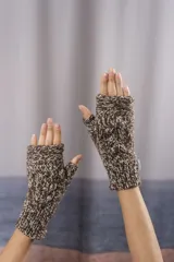 Guantes mitones tejidos a mano color marrón claro, sin separación para dedos y con diseño de trenzas.